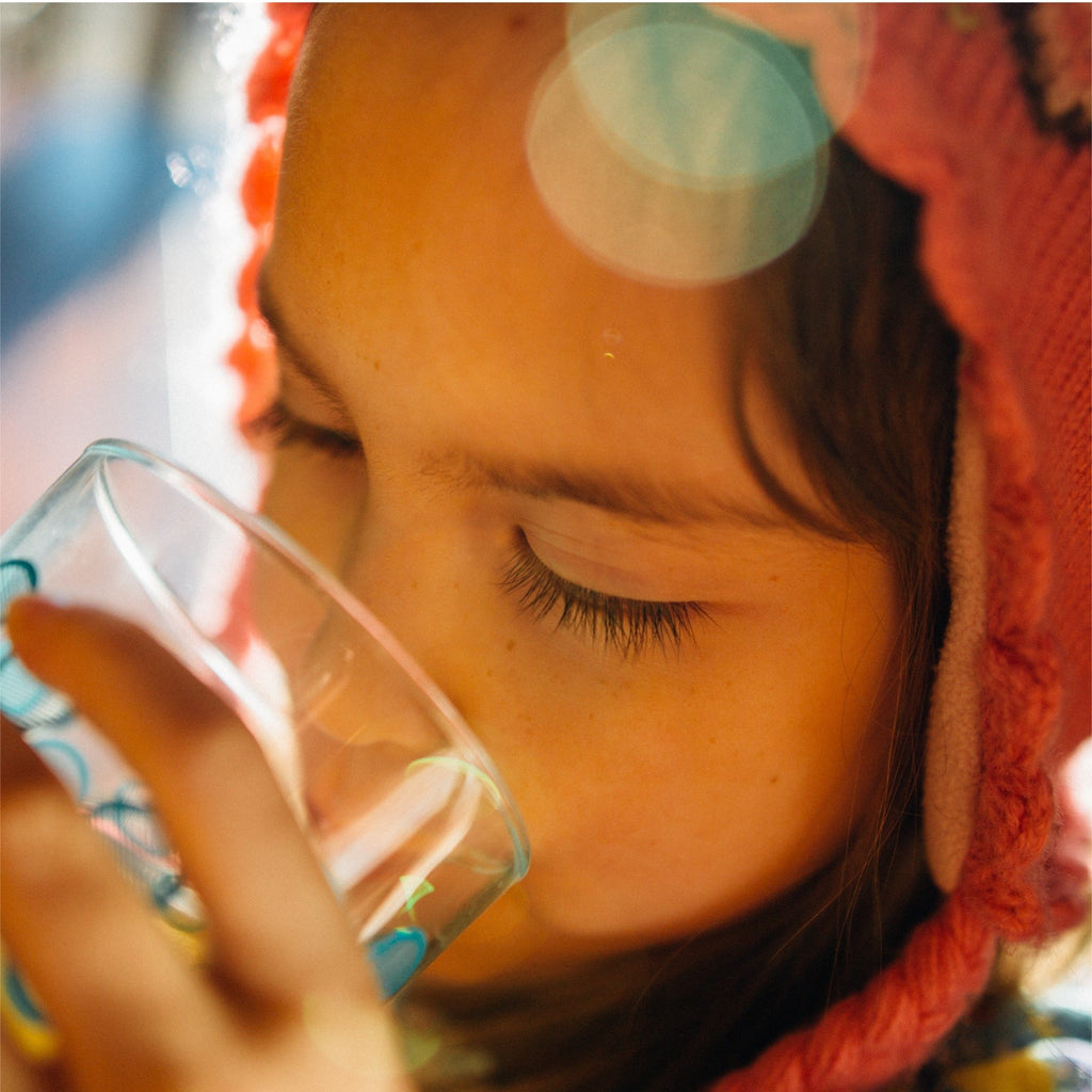 Como fazer o seu filho beber mais água?