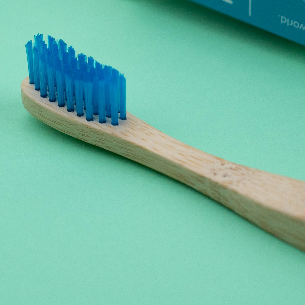 Escova de Dentes Suave em Bambu - Azul The Humble Co.