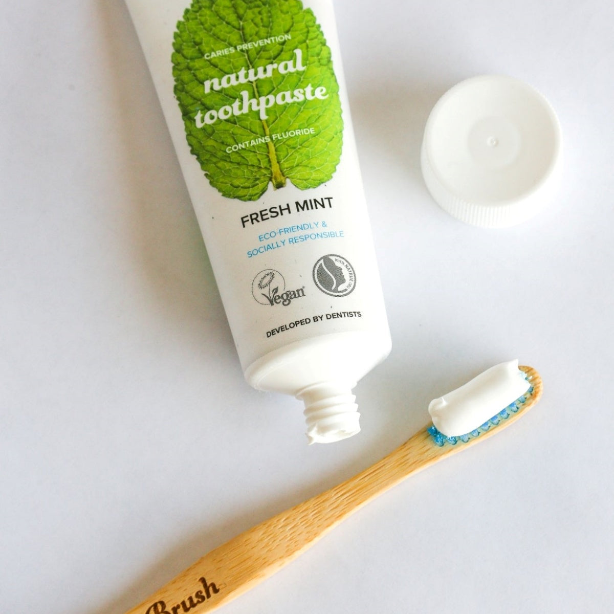 Escova de Dentes em Bambu para Dentes e Gengivas Sensíveis - Branco The Humble Co.